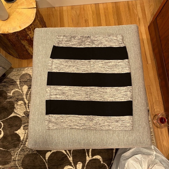 EUC. Joe Fresh size M. Pencil skirt. - Picture 2 of 2